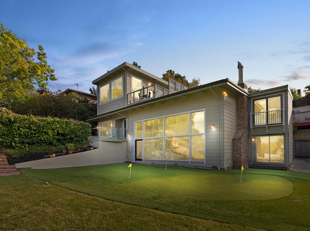 Contemporary Cul-de-Sac Retreat with Bay Views