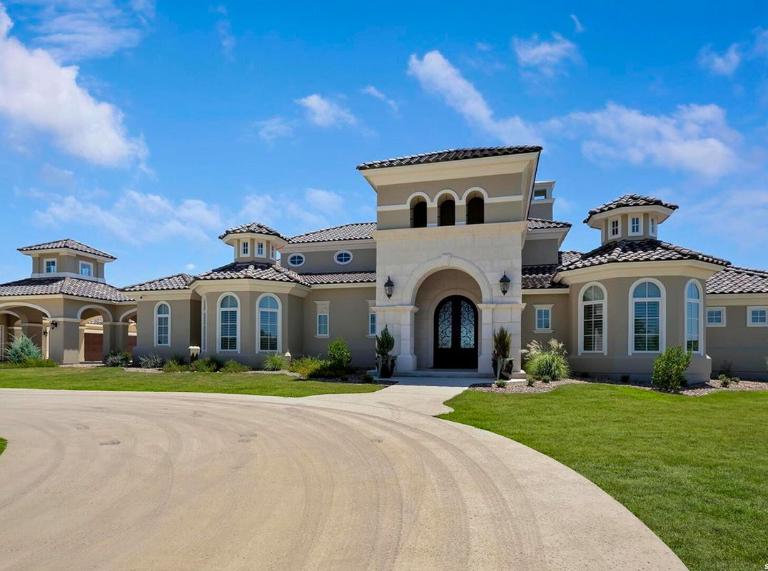Luxurious Estate Sits On 3.4 Acres Of Pristine Land