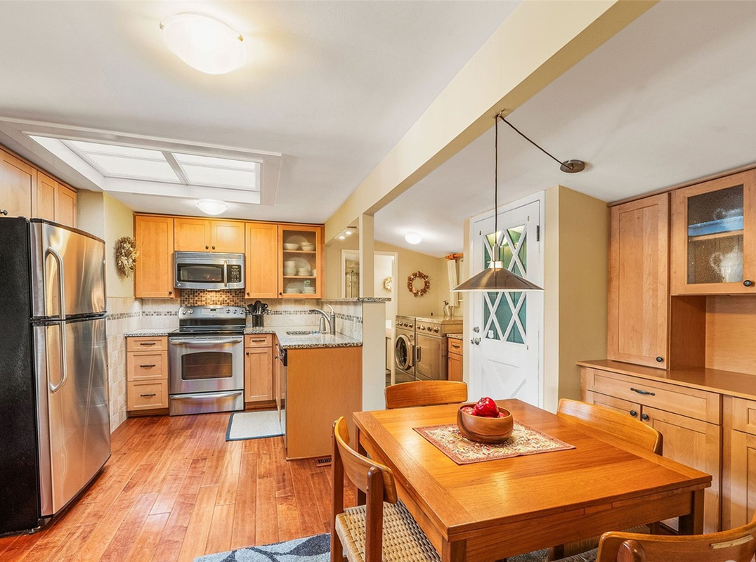 LHM Greater Seattle Idyllic Waterfront Cabin