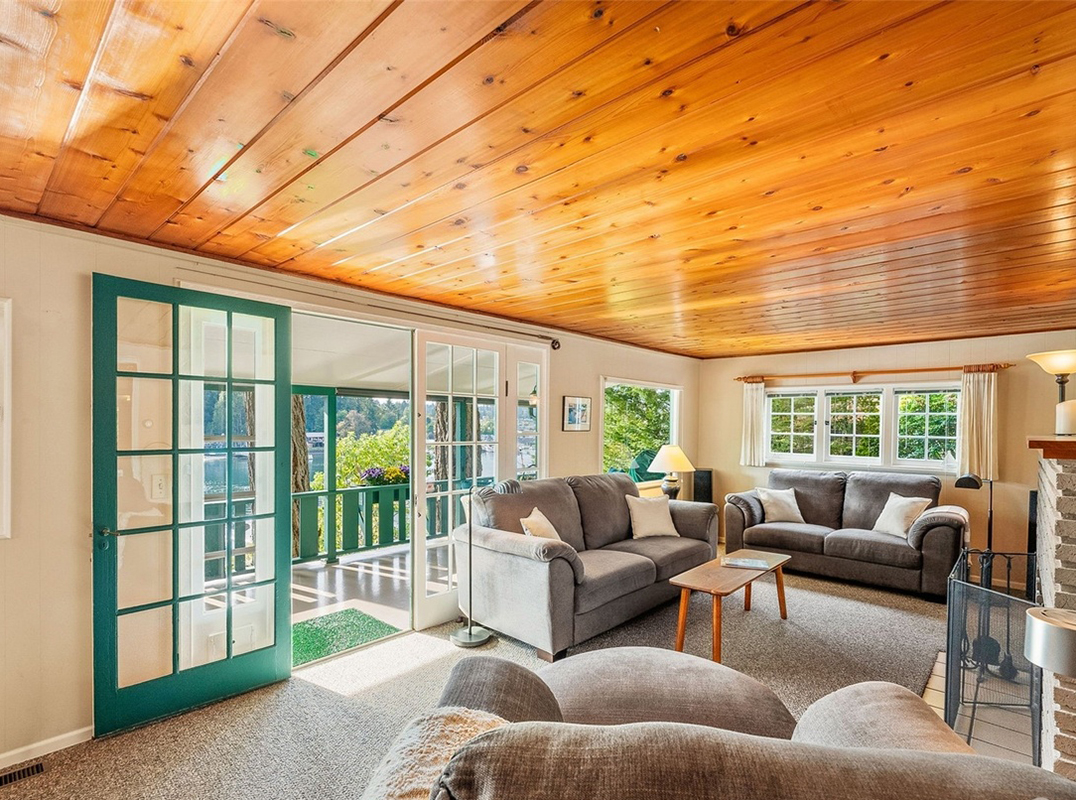 LHM Greater Seattle Idyllic Waterfront Cabin