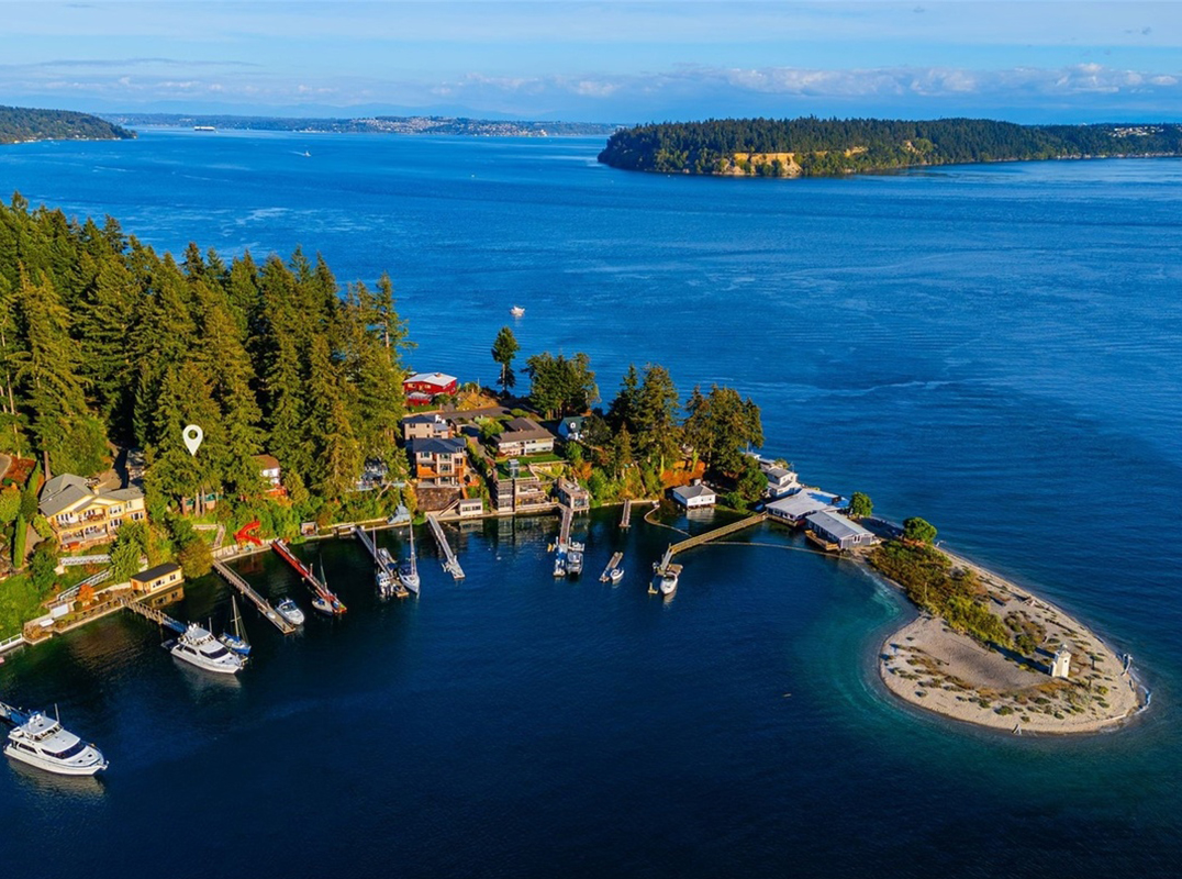LHM Greater Seattle Idyllic Waterfront Cabin