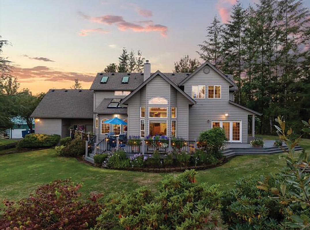 Charming Country-style Home with Breathtaking Views of Mount St. Helens