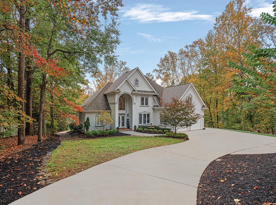 Stunning Lakeside Retreat on Lake Norman
