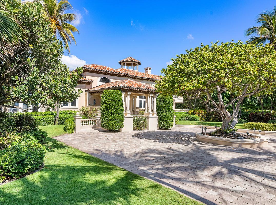 Incredible Ocean-to-Lake Estate Luxury Rental