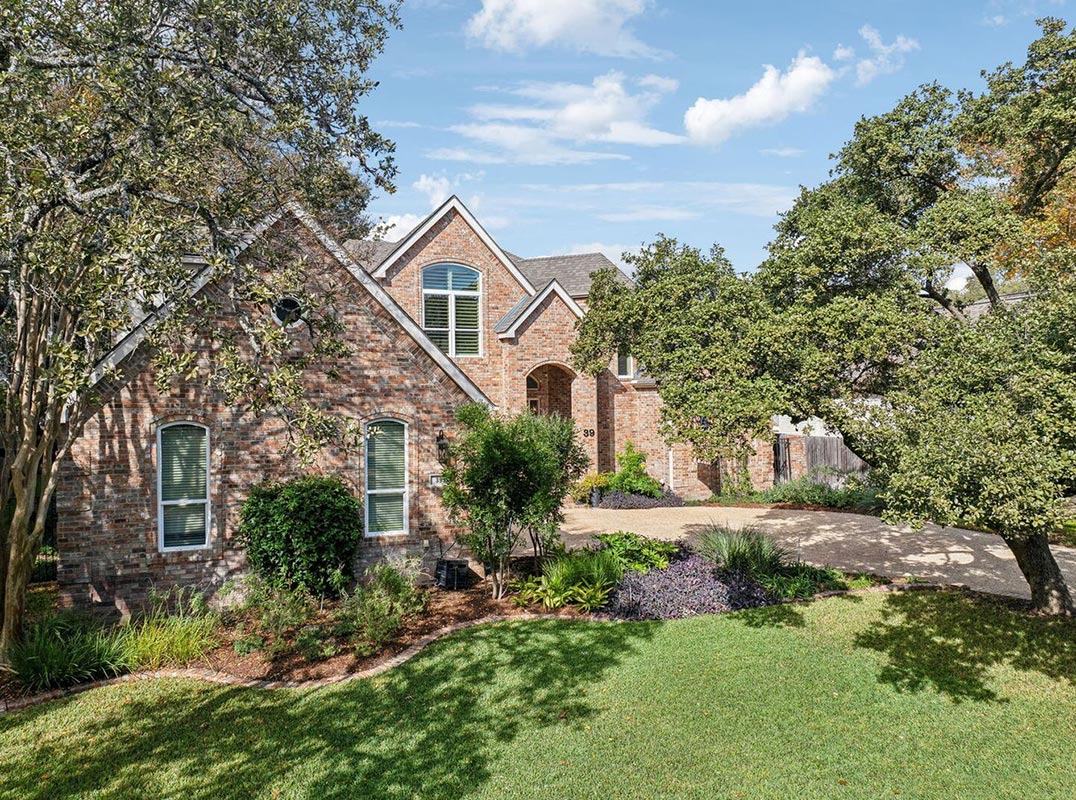  Traditional Charm And Modern Comfort