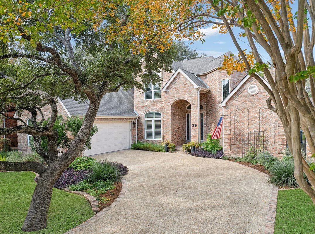  Traditional Charm And Modern Comfort
