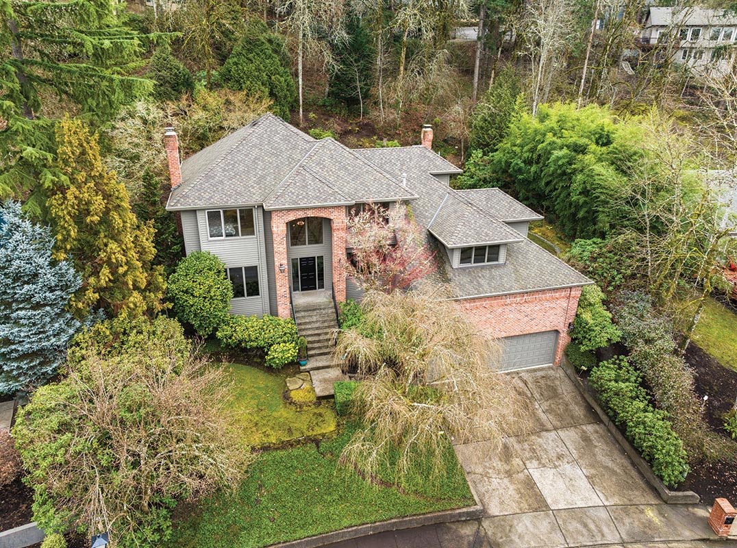 Handsome Lake Oswego traditional in Palisades Heights 