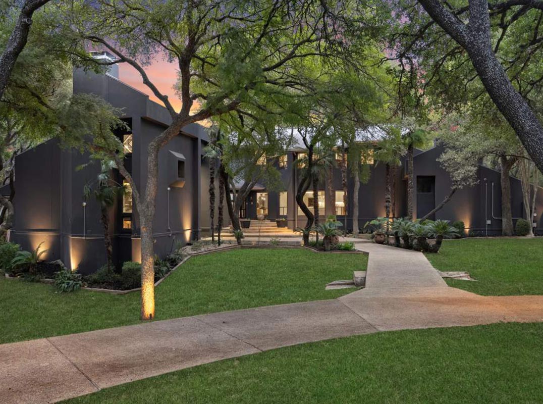  Modern Amenities And An Open-Concept Floor Plan