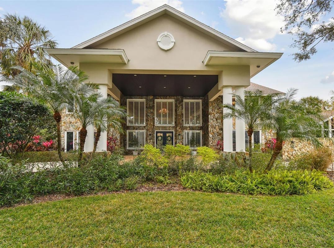 Recently Updated ½ Acre Estate In Avila