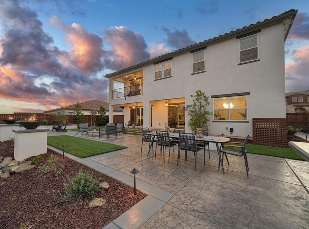 Stunning Sunsets And Breathtaking Sierra Views Await! 