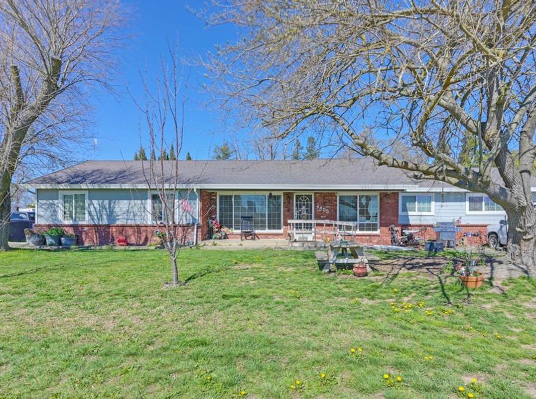 Own 2 Charming Country Homes On A Huge Lot!