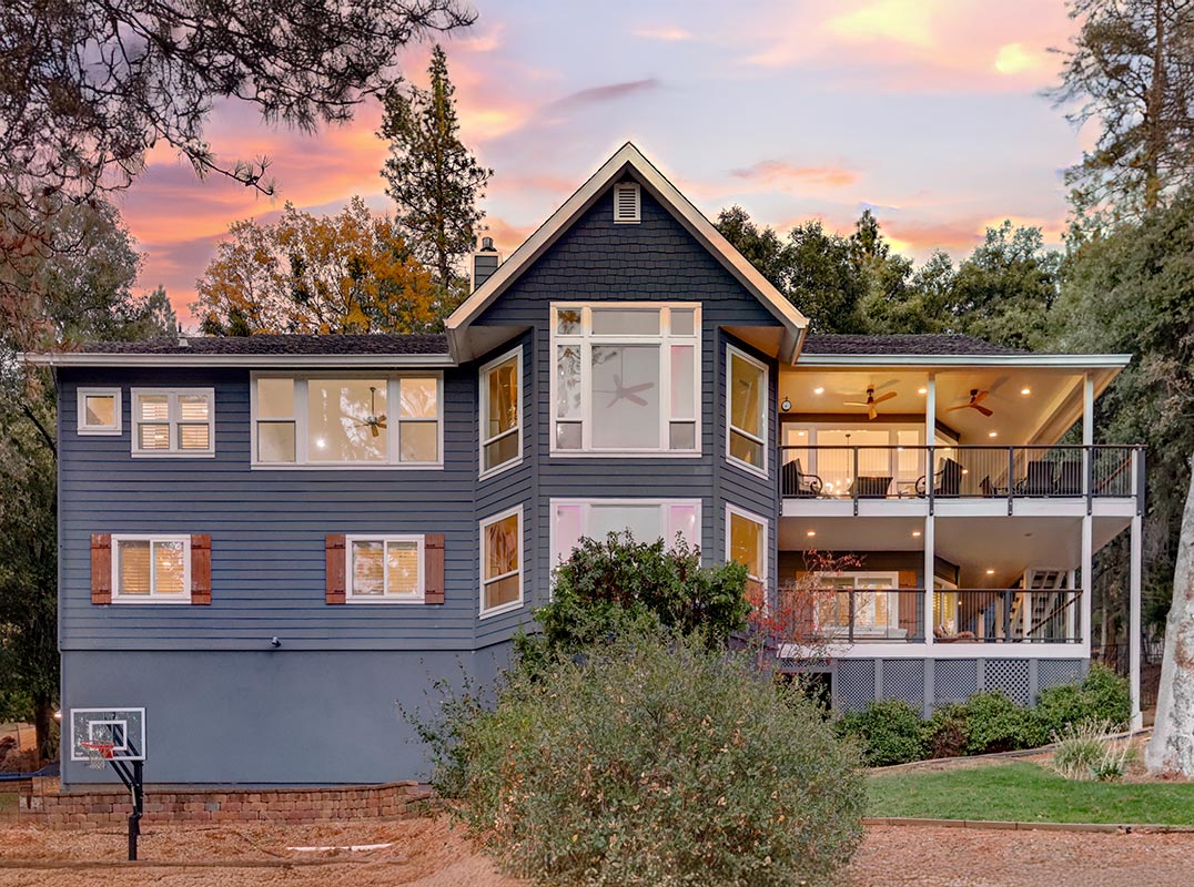 Stunning Lakefront Home!