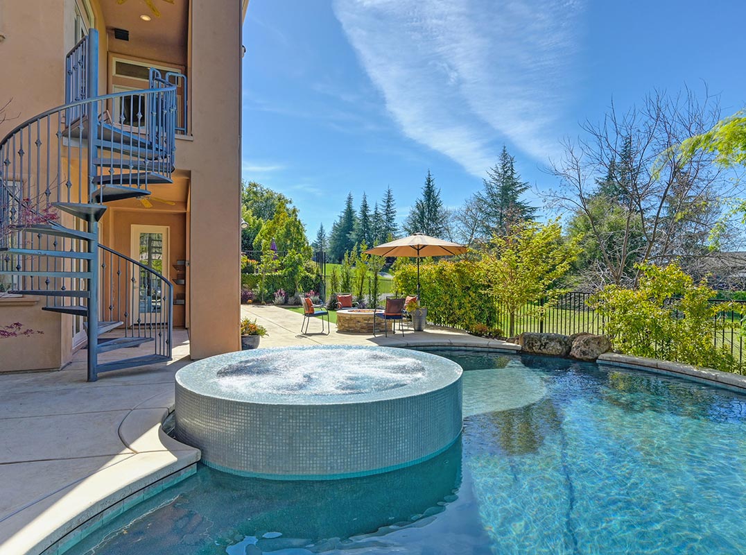 Golf Course Luxury Living!