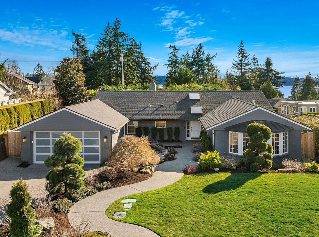 Breathtaking Views & Prime Vuecrest Location