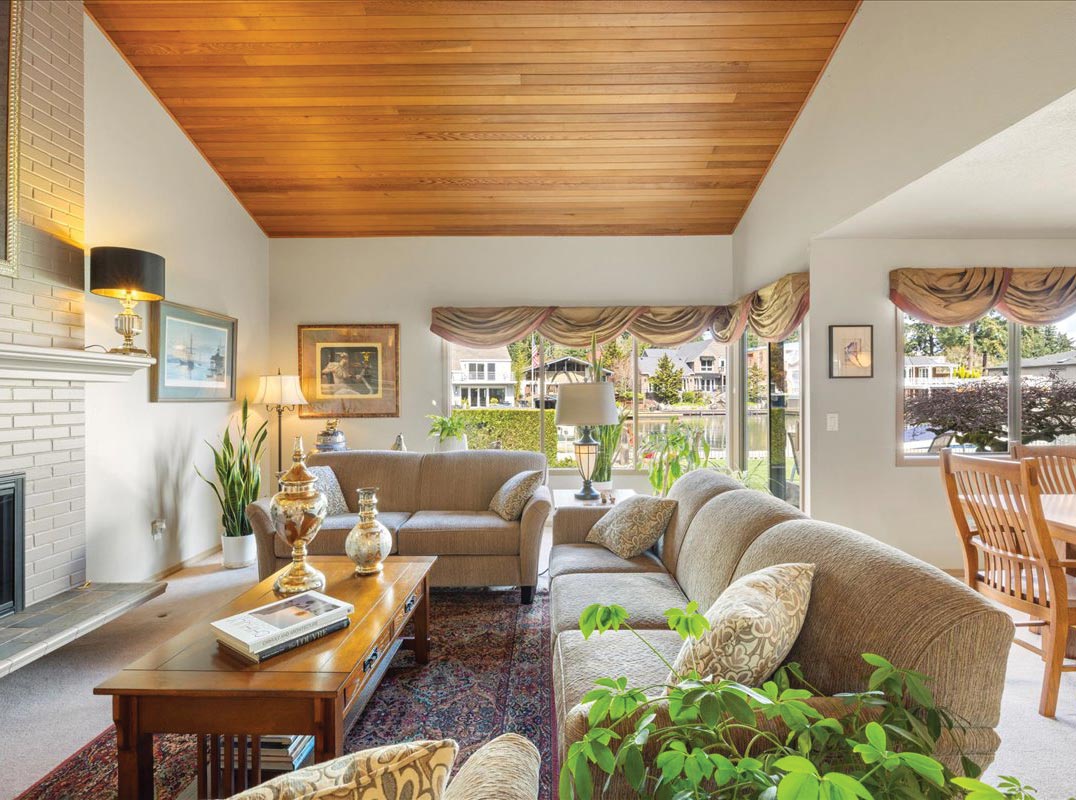 CLASSIC LAKE HOUSE ON OSWEGO LAKE