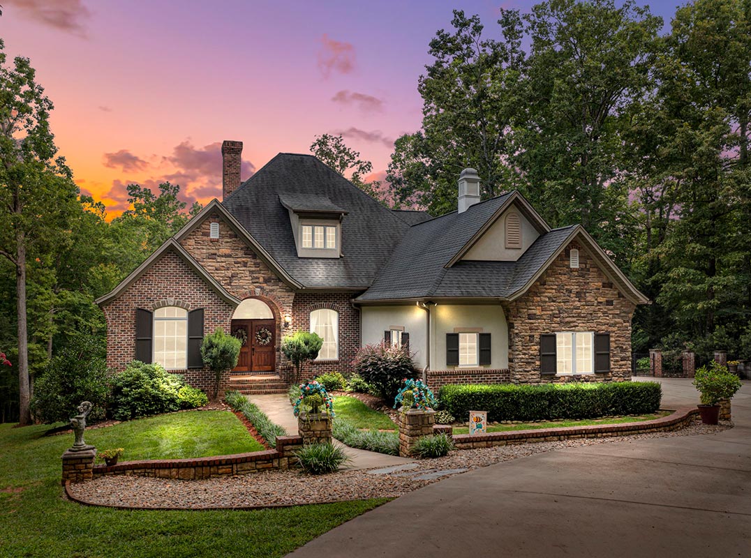 Gated Estate on 10 Picturesque Aces