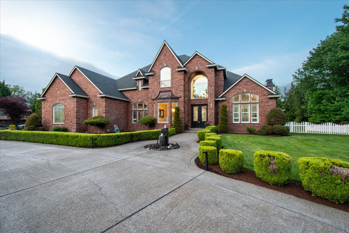 STUNNING 4 BDRM ESTATE IN A GATED COMMUNITY ON 1 ACRE!