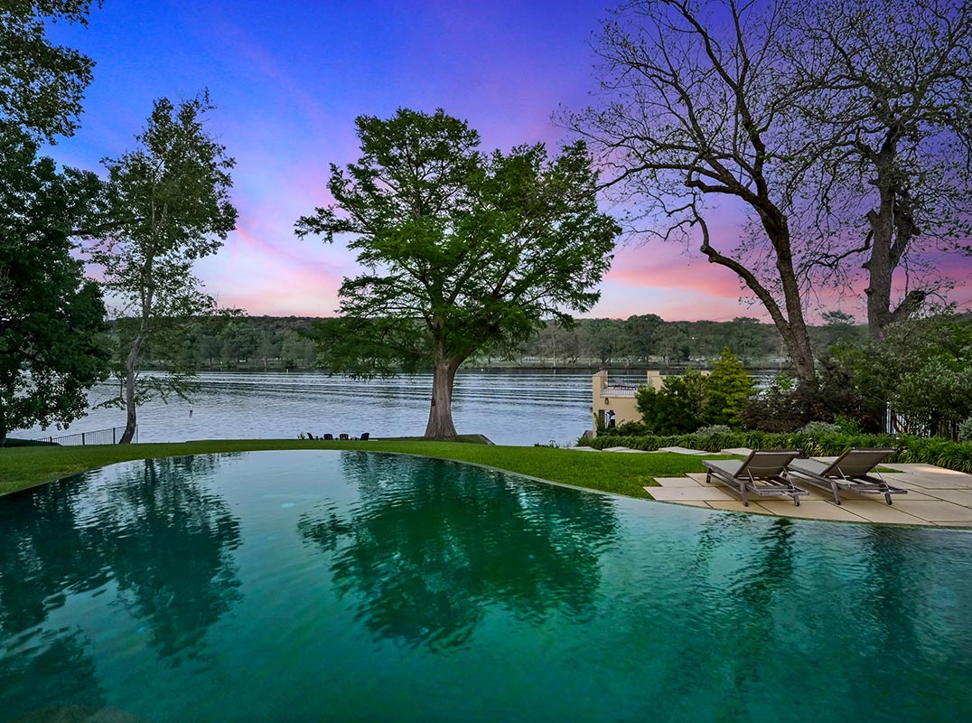 Gracious Estate On Lake Austin