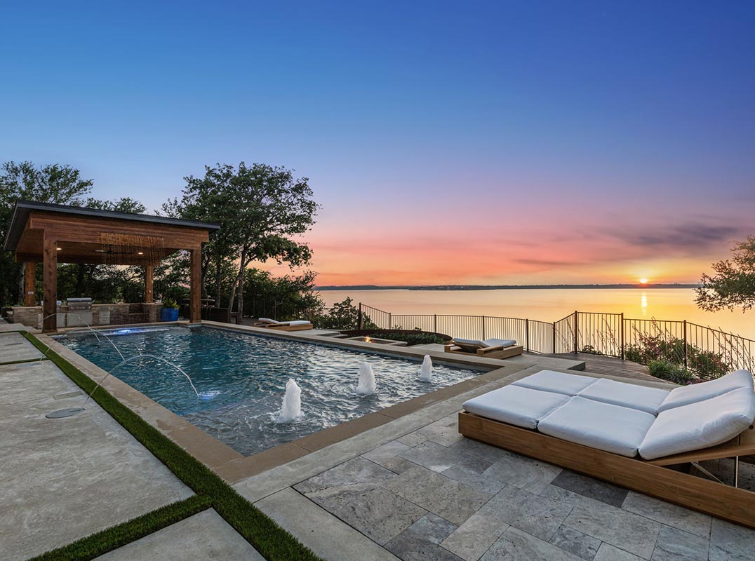 Breathtaking Panoramic Views And Seamless Indoor-Outdoor Living