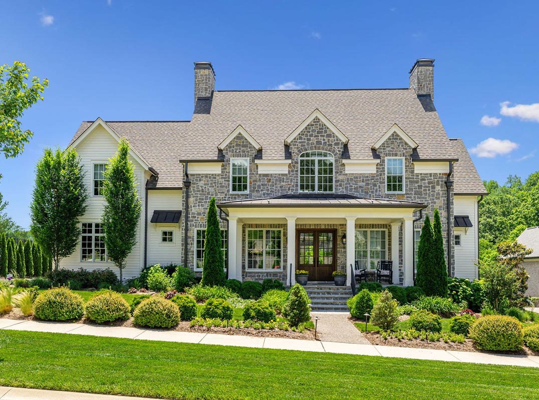 Elegant Retreat In The Heart Of The Grove