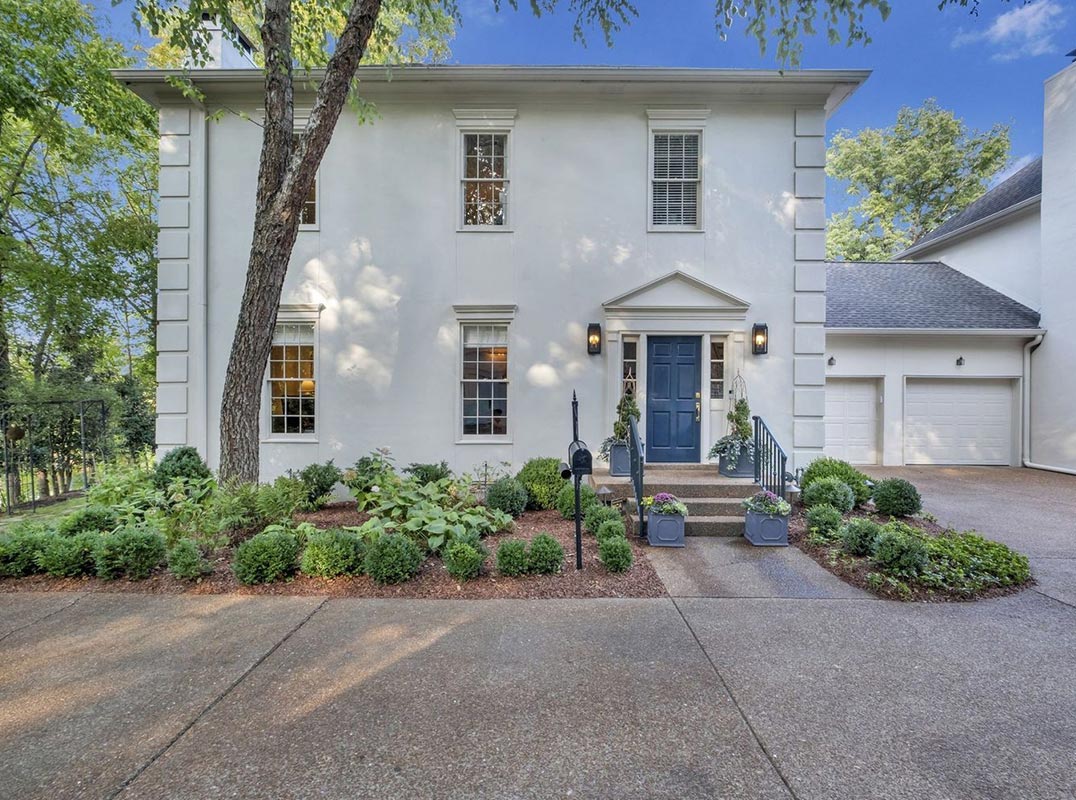 Chic Townhome Nestled Within The Prestigious Sugartree. 
