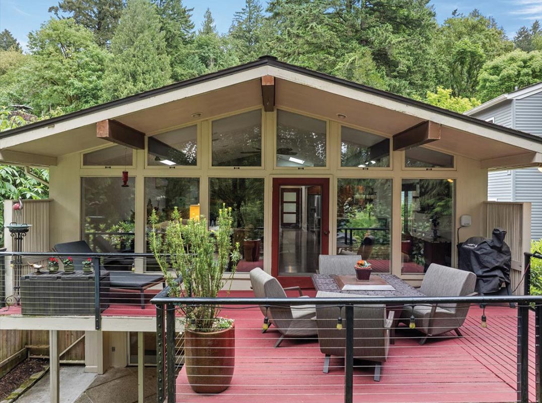 MID-CENTURY MODERN ON OSWEGO LAKE
