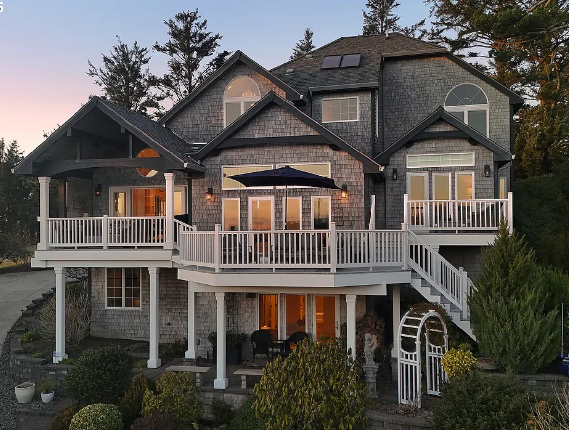 WHERE NANTUCKET CHARM MEETS CAPRI ELEGANCE