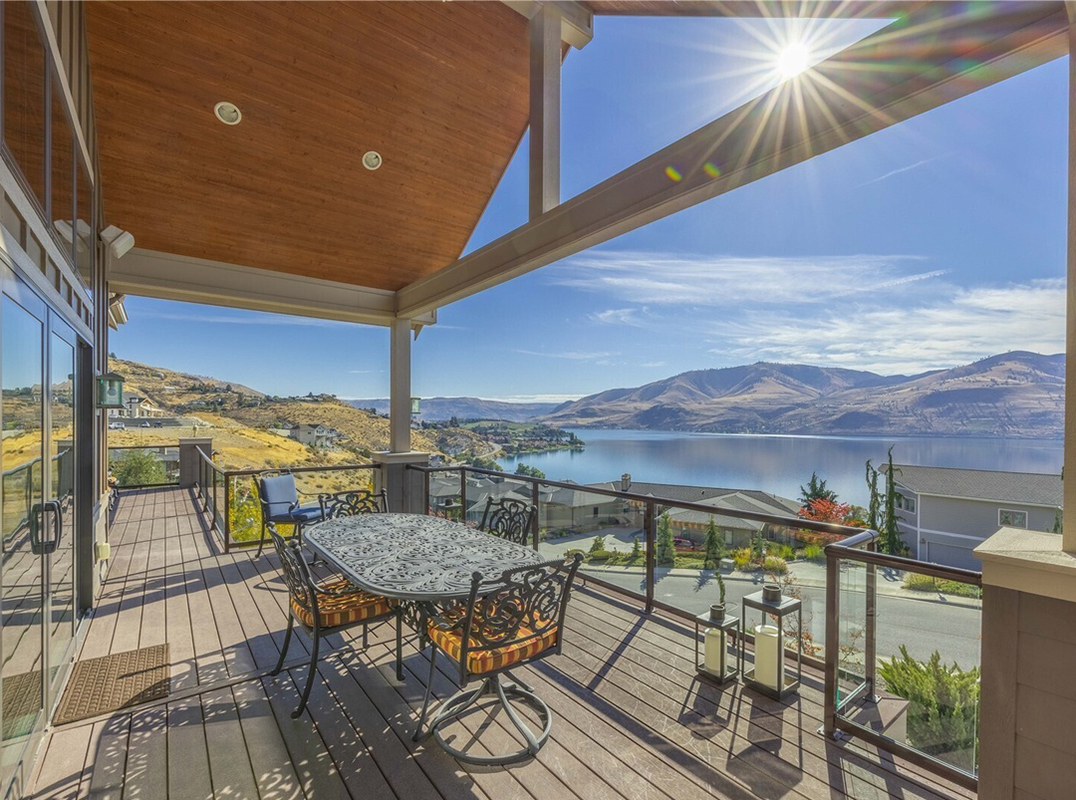 An Iconic Lakeside Home