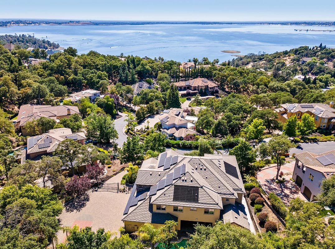 Luxury Living With Lake Views