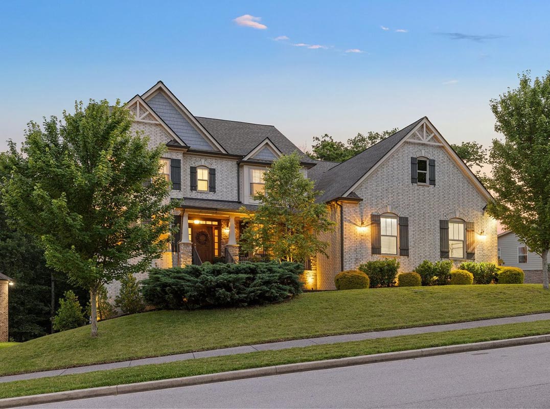  Luxurious, Light-Filled Home In Falls Grove