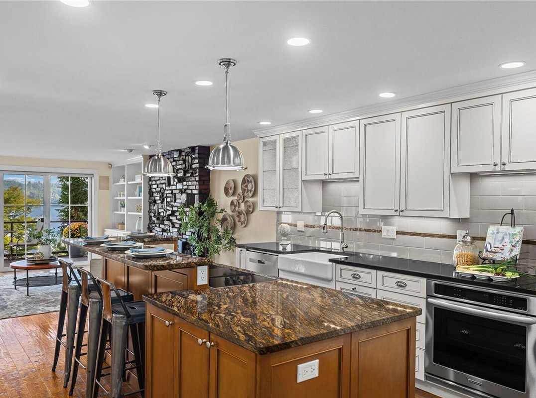 Extraordinary Lakefront Estate