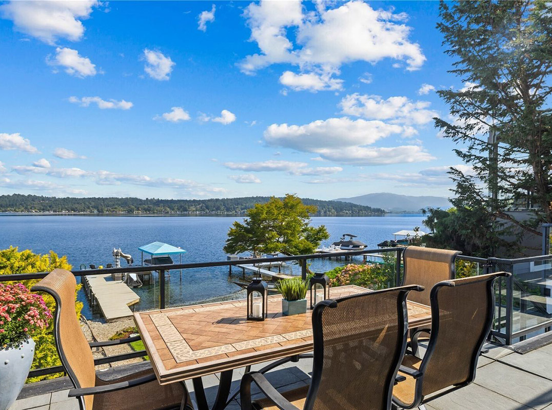 Extraordinary Lakefront Estate