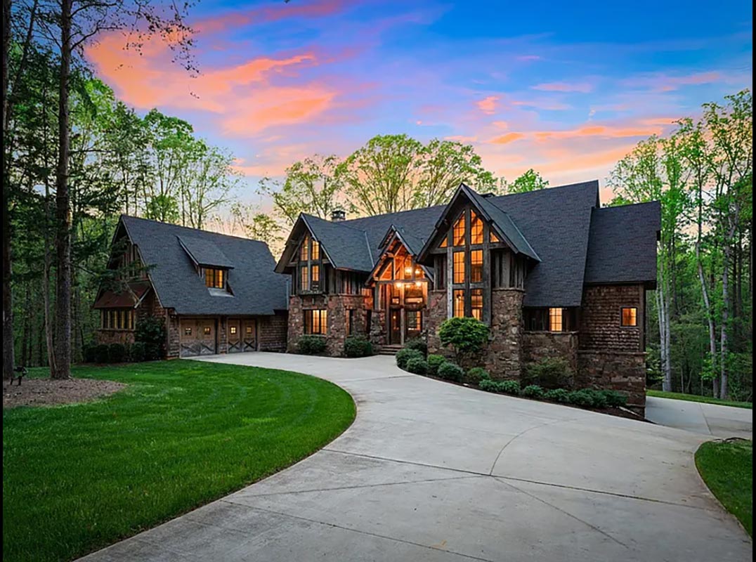 Mountain-inspired Retreat with a Blend of Rustic Charm and Upscale Comfort