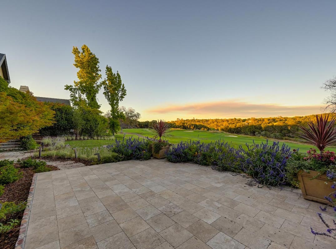 Luxurious Estate on the Golf Course!