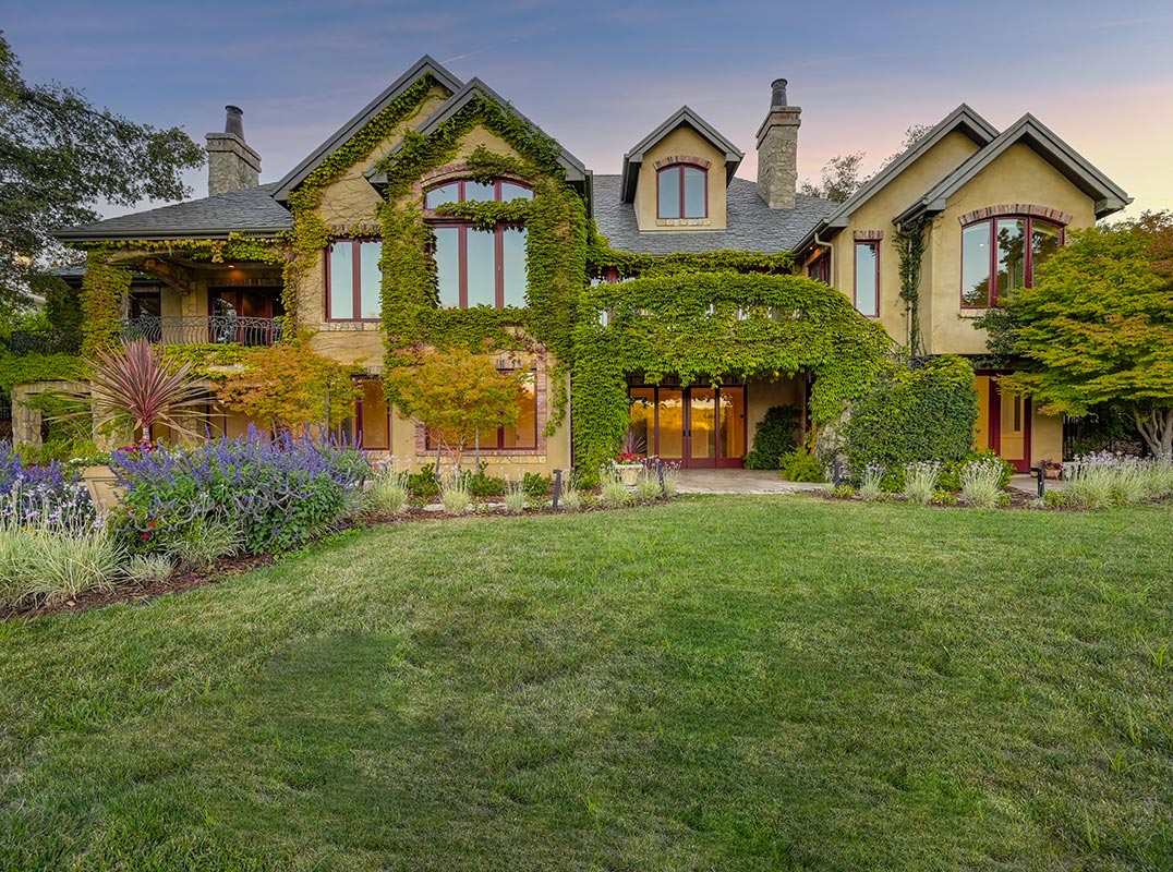 Luxurious Estate on the Golf Course!