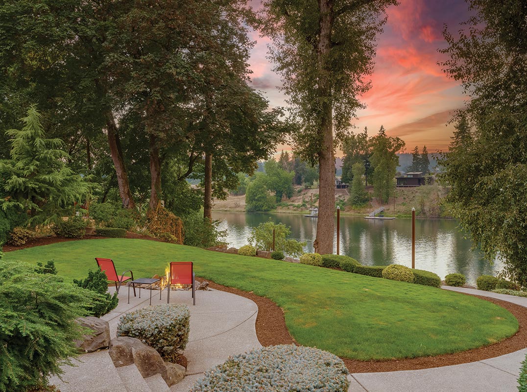 UPPER WILLAMETTE RIVERFRONT LUXURY!