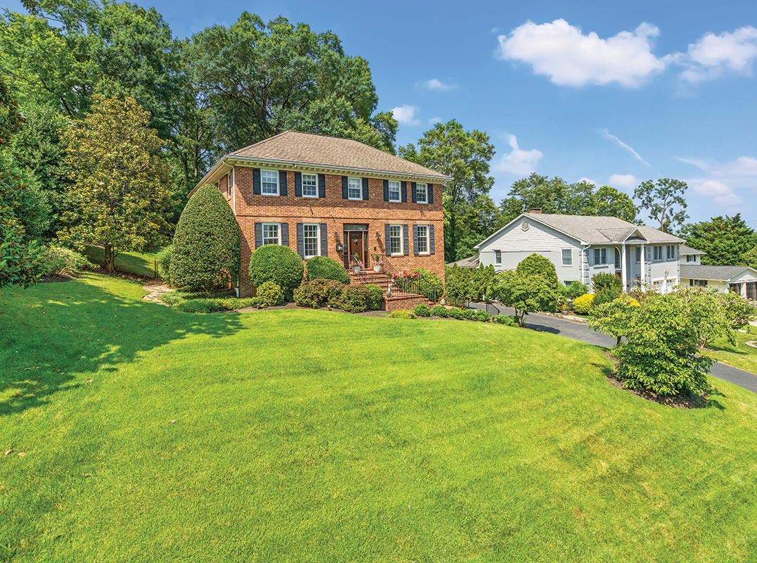 Georgian Estate in Alexandria's Belle Haven Community