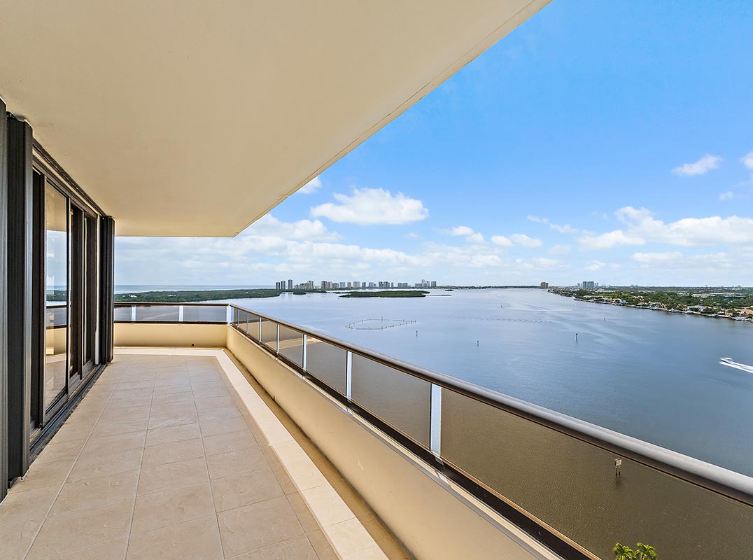 Rare 58 stack in Lake Point Towers
