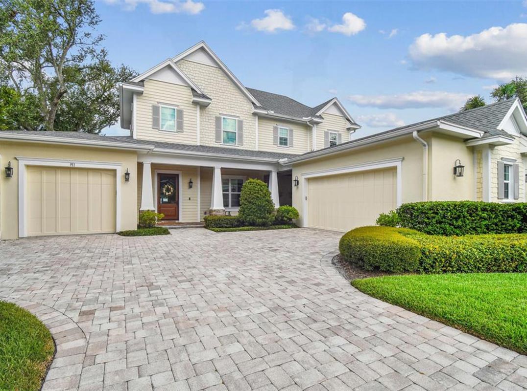 Stunning Craftsman-Style Estate In The Highly Sought-After Golfview