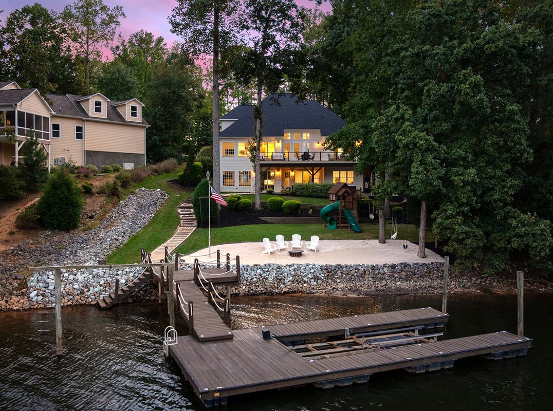 Waterfront Retreat Nestled in a Quiet Cove 