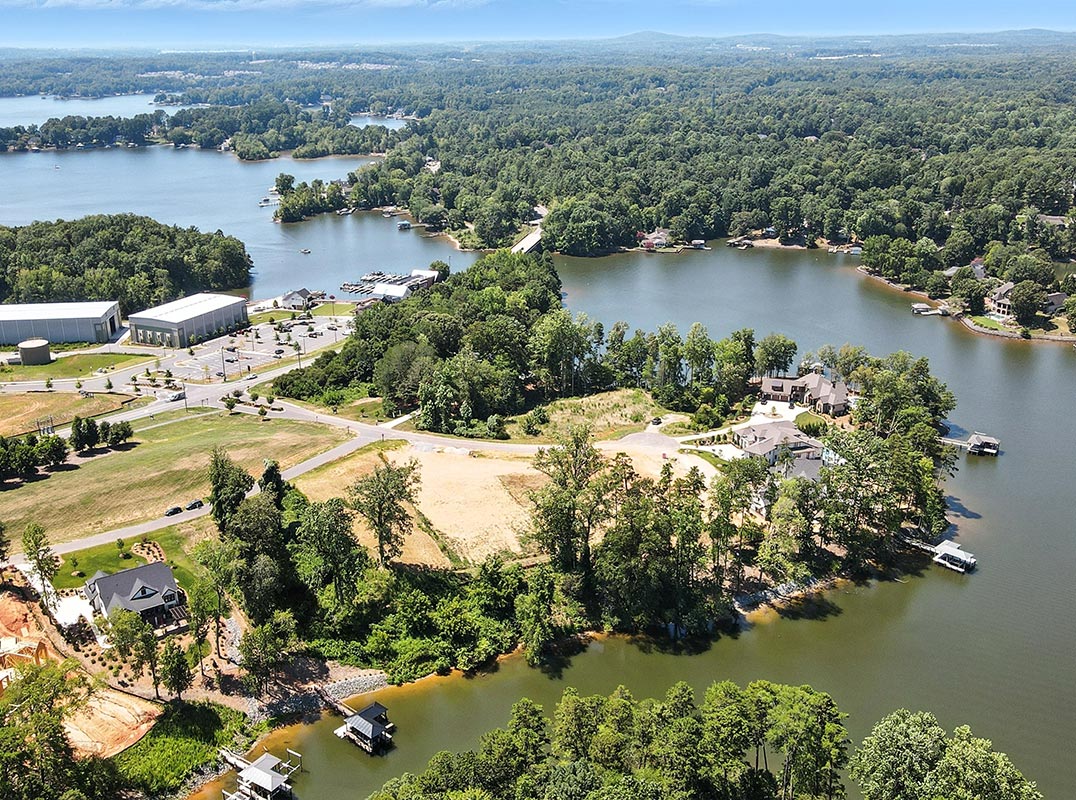 Spectacular Waterfront Property in McLean Hunts Point Community