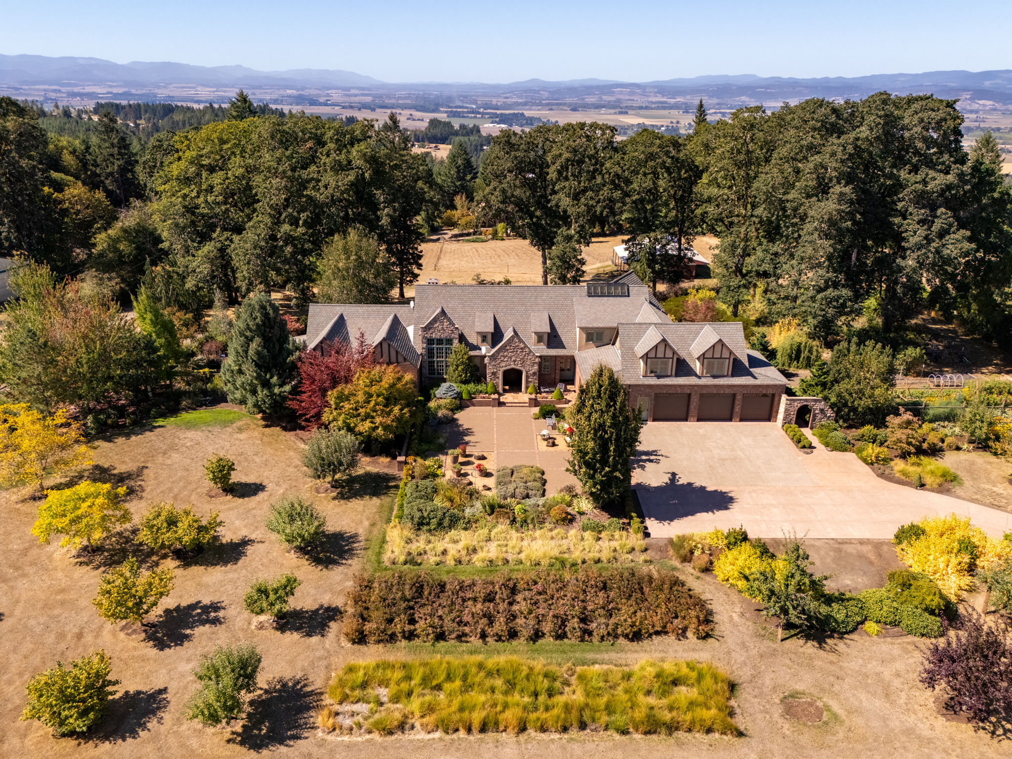 EXCEPTIONAL EOLA—AMITY HILLS ACREAGE ESTATE