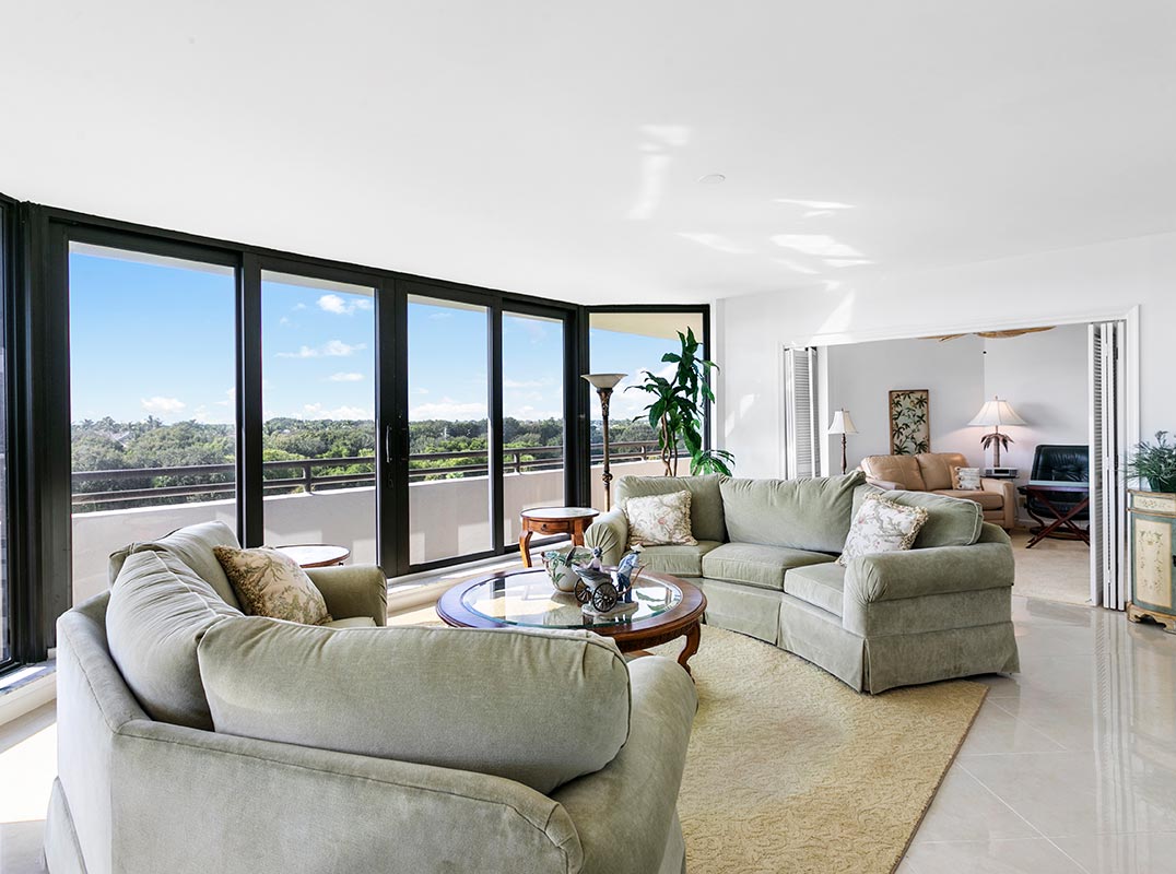 Newly Refreshed High-Rise Condo in Jonathan's Landing