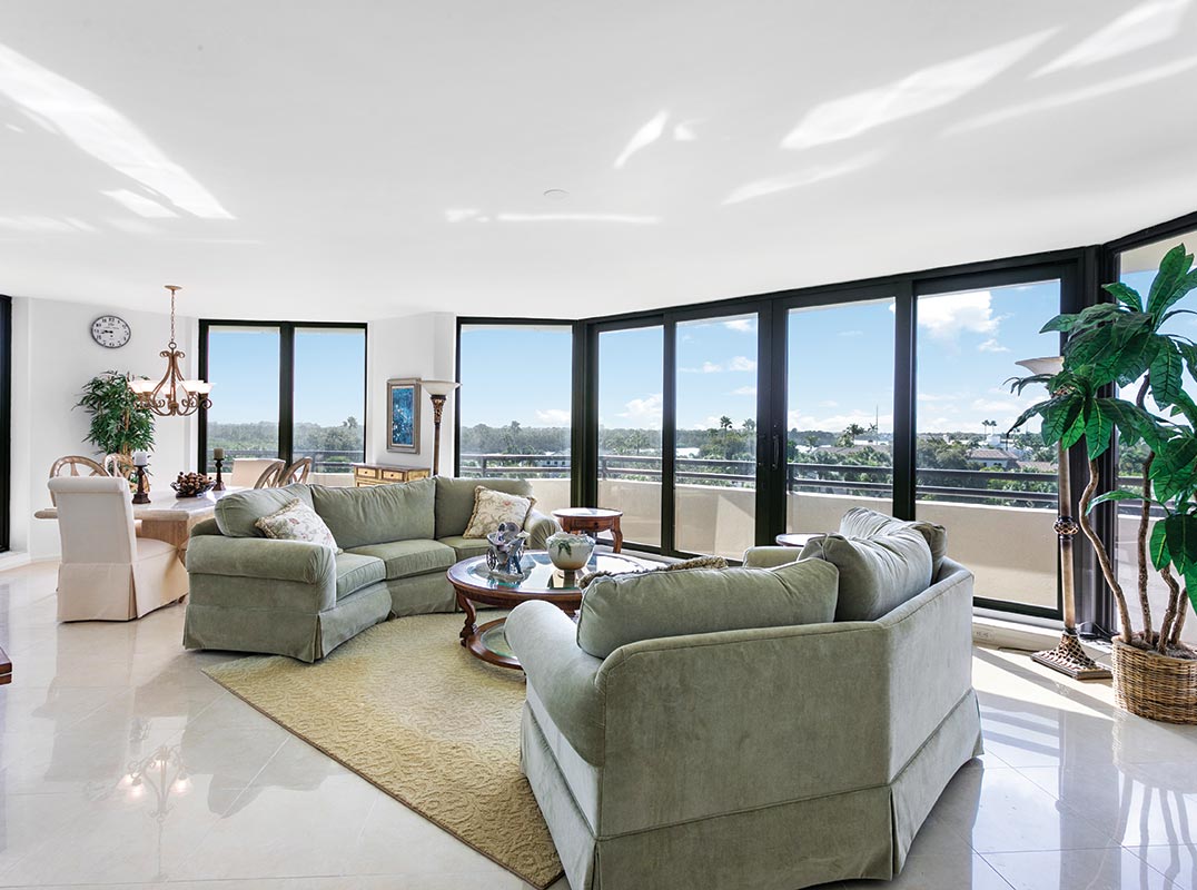 Newly Refreshed High-Rise Condo in Jonathan's Landing 