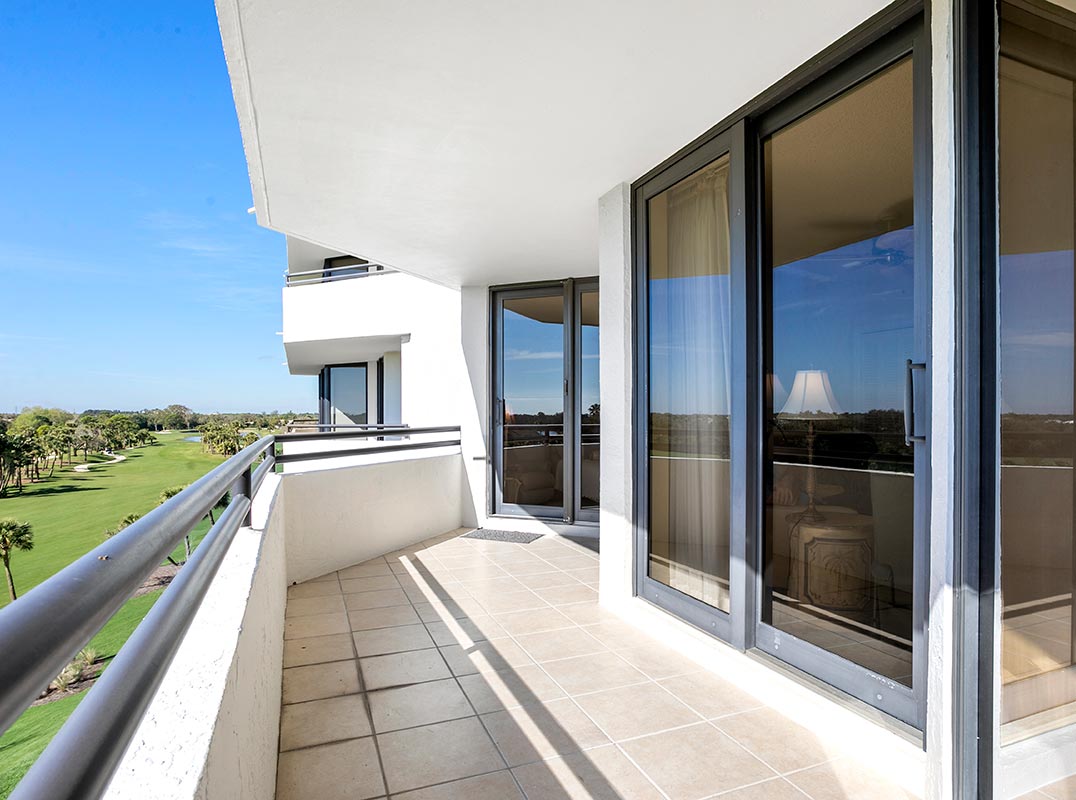 Newly Refreshed High-Rise Condo in Jonathan's Landing