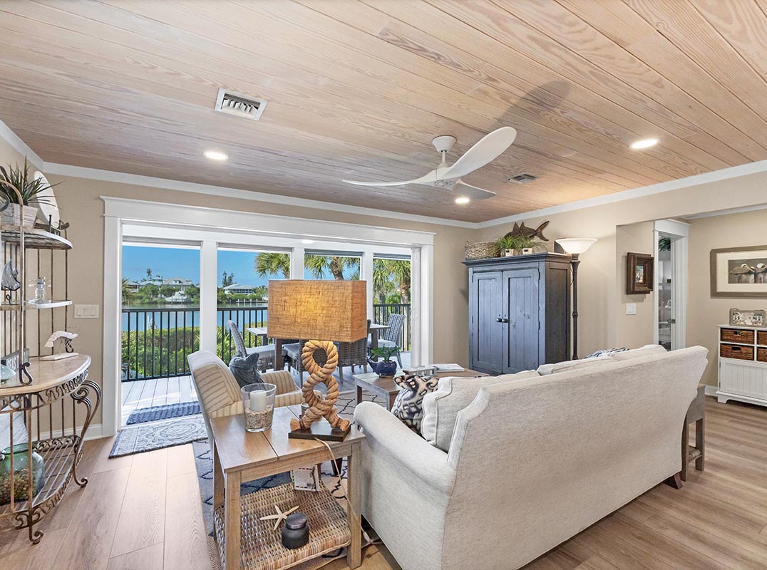 Immaculate Coastal Cottage With Pool & Dock