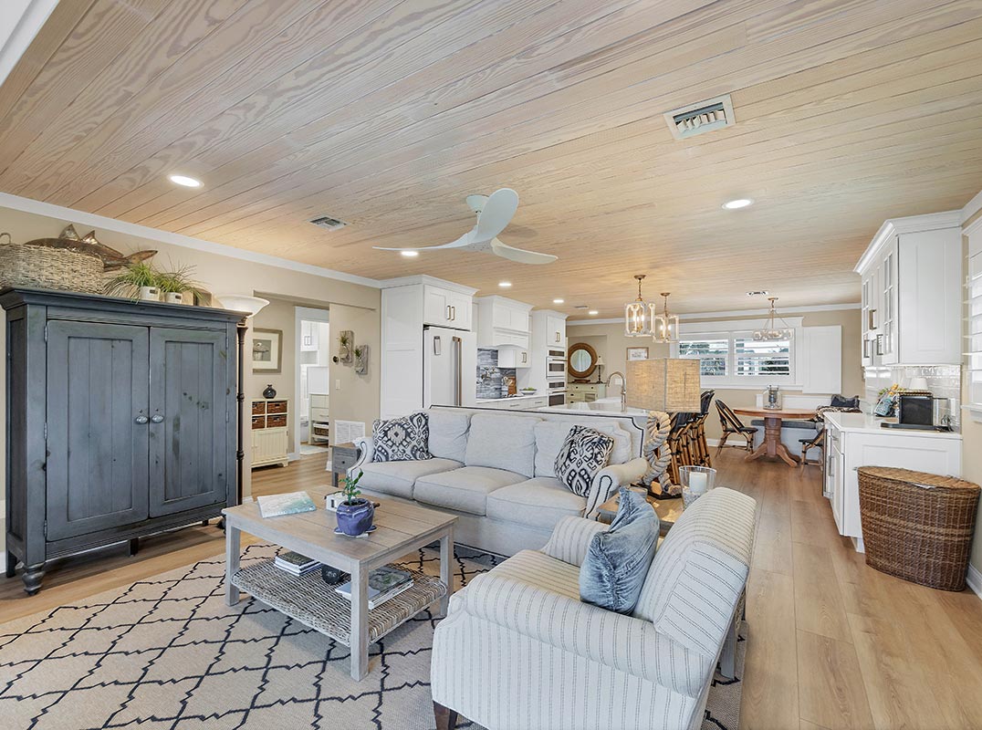 Immaculate Coastal Cottage With Pool & Dock