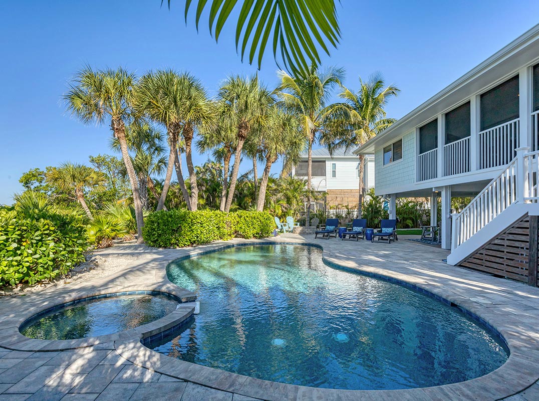 Immaculate Coastal Cottage With Pool & Dock