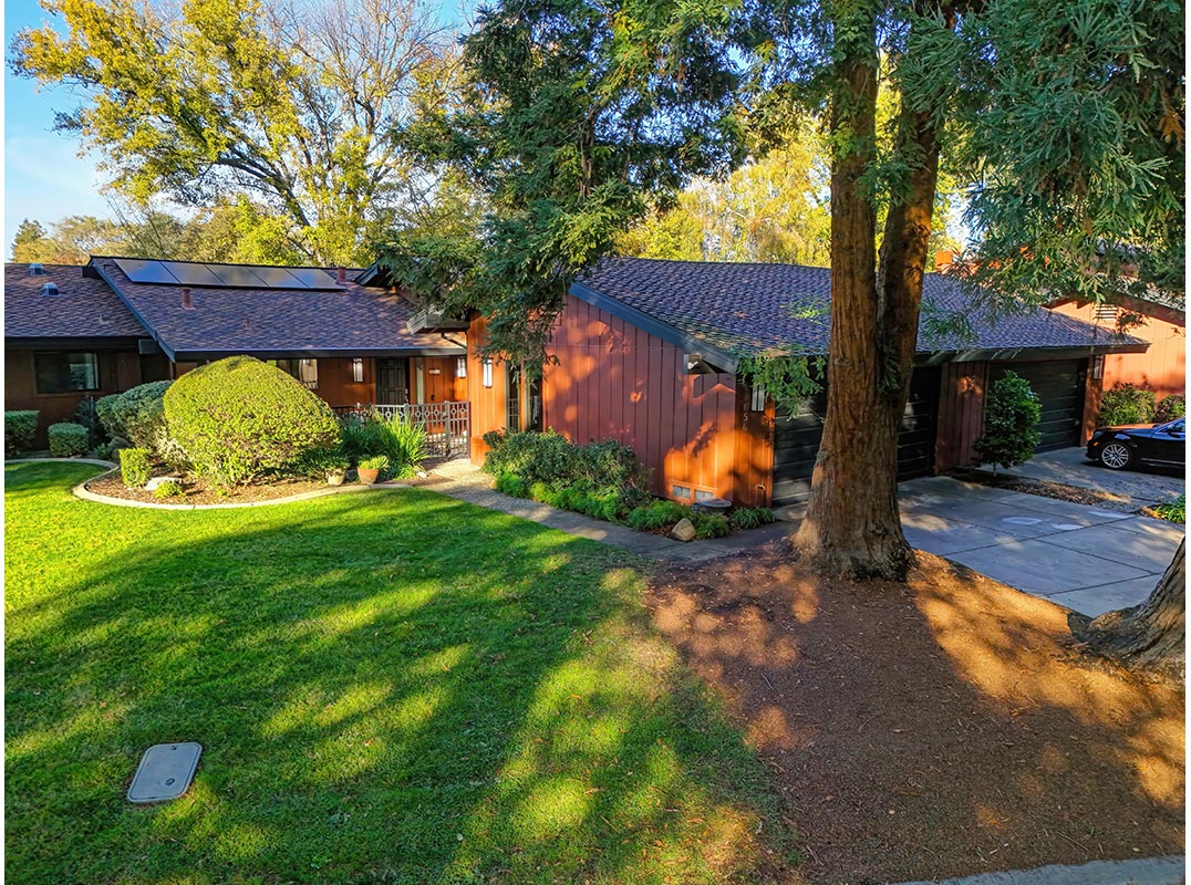 Single-Story on the 18th Fairway