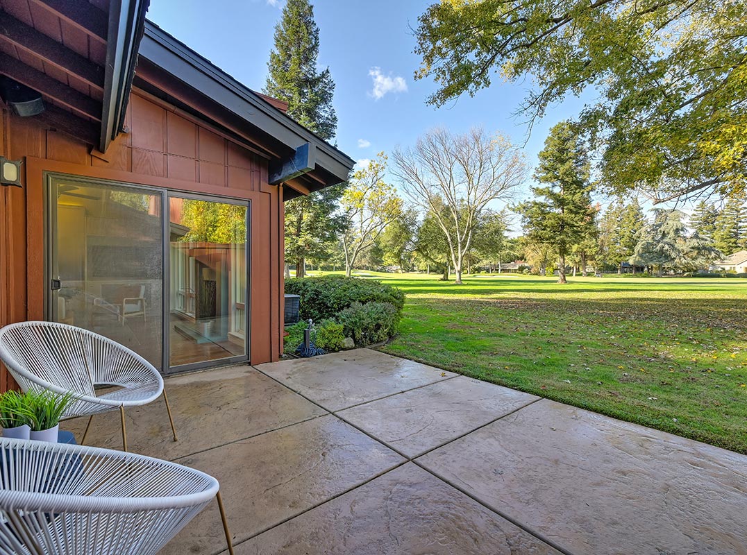 Single-Story on the 18th Fairway